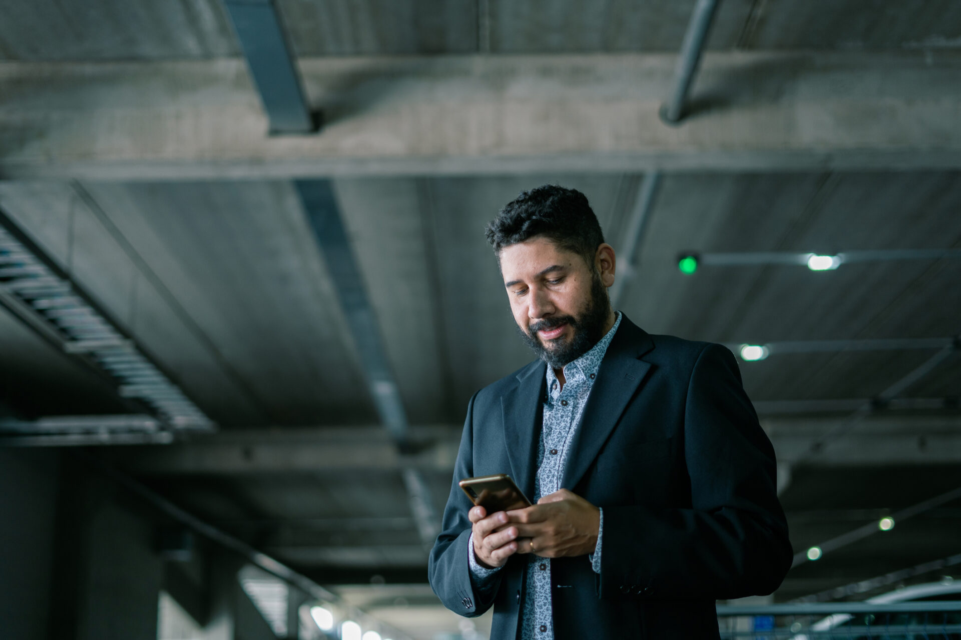 couverture-mobile-indoor-businessman-parking